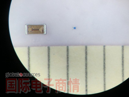 村田制作所(Murata)的標(biāo)準(zhǔn)電感(regular inductor , 尺寸1.0×0.5mmm)。右圖是薄膜電感，尺寸僅0.25×0.125mm。